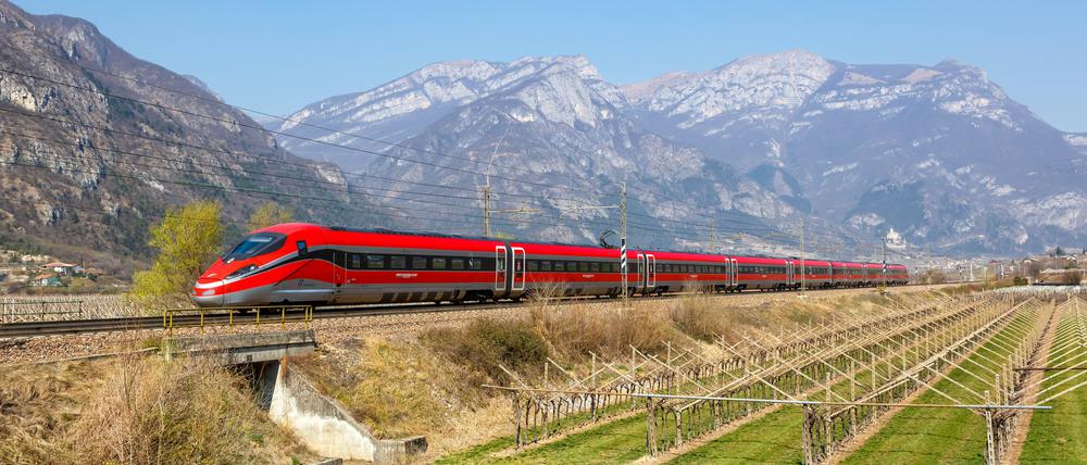 Der italienische Freeciarosa brettert durchs Land.