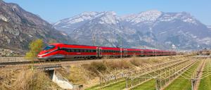 Der italienische Freeciarosa brettert durchs Land.