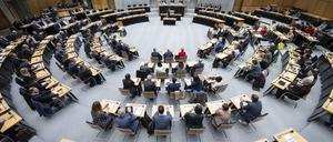Die Abgeordneten sitzen im Plenarsaal des Berliner Abgeordnetenhauses.