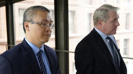 Tou Thao (l), ehemaliger Polizeibeamte aus Minneapolis, und sein Anwalt Robert Paule kommen vor dem Bundesgerichtshof in St. Paul zur Urteilsverkündung.