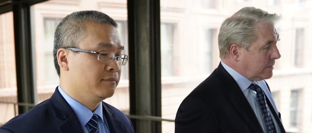 Tou Thao (l), ehemaliger Polizeibeamte aus Minneapolis, und sein Anwalt Robert Paule kommen vor dem Bundesgerichtshof in St. Paul zur Urteilsverkündung.