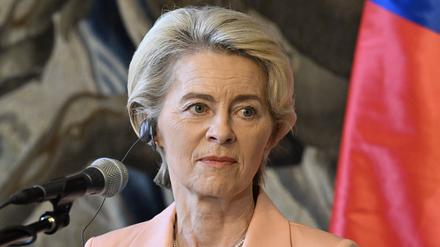 EU-Kommissionspräsidentin Ursula von der Leyen am Dienstag in Prag, bei einem Treffen mit dem tschechischen Präsidenten Pavel.