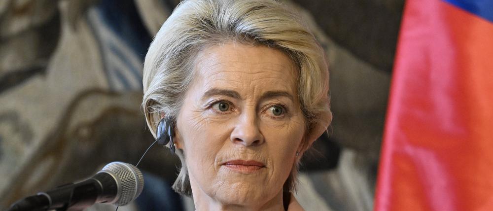 EU-Kommissionspräsidentin Ursula von der Leyen am Dienstag in Prag, bei einem Treffen mit dem tschechischen Präsidenten Pavel.