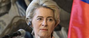 EU-Kommissionspräsidentin Ursula von der Leyen am Dienstag in Prag, bei einem Treffen mit dem tschechischen Präsidenten Pavel.