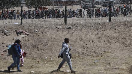 Migranten stellen sich nach ihrer Ingewahrsamnahme durch die US-Behörden an der Grenze zwischen den USA und Mexiko auf.