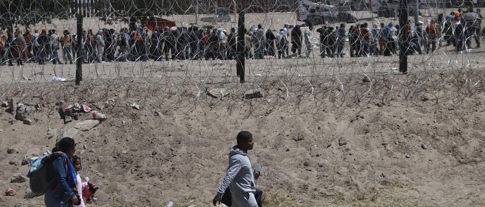 Migranten stellen sich nach ihrer Ingewahrsamnahme durch die US-Behörden an der Grenze zwischen den USA und Mexiko auf.