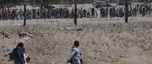 Migranten stellen sich nach ihrer Ingewahrsamnahme durch die US-Behörden an der Grenze zwischen den USA und Mexiko auf.