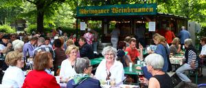 Der „Rheingauer Weinbrunnen“ am Rüdesheimer Platz zieht viele Gäste an –allerdings fühlen sich manche Nachbarn gestört.  
