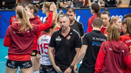  Guillermo Naranjo Hernandez (M), Trainer des SC Potsdam, wendet sich ab.
