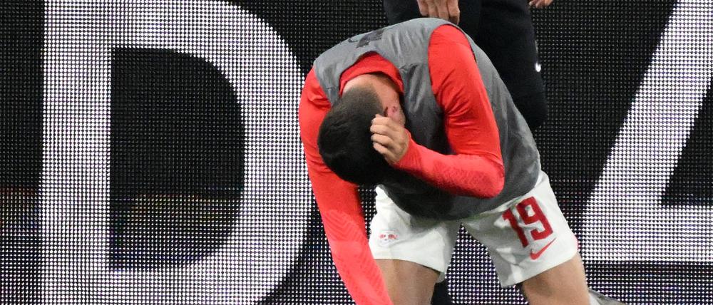 Andre Silva von RB Leipzig wird am 2. Mai von einer Münze getroffen.