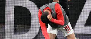 Andre Silva von RB Leipzig wird am 2. Mai von einer Münze getroffen.