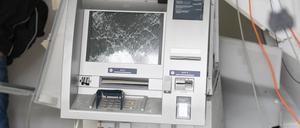 Völlig zerstört ist die SB-Filiale der Deutschen Bank in Rodgau Nieder-Roden (Symbolbild).