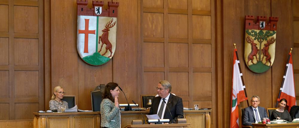 Eva Majewski bei der Vereidigung als Stadträtin für Stadtentwicklung und Facility Management durch den Bezirksverordnetenvorsteher Stefan Böltes