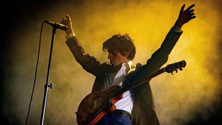 Ernst gemeint? Total. Alex Turner wirft sich in Pose. 