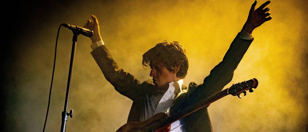 Ernst gemeint? Total. Alex Turner wirft sich in Pose.