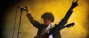 Ernst gemeint? Total. Alex Turner wirft sich in Pose. 