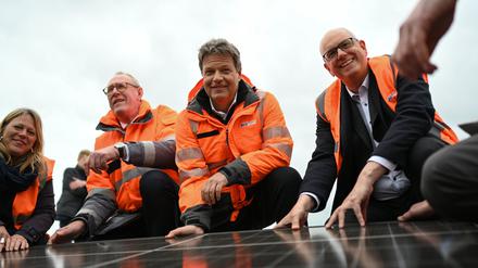 In Bremen macht Robert Habeck gute Miene. In Berlin wächst der Druck auf den Vizekanzler.