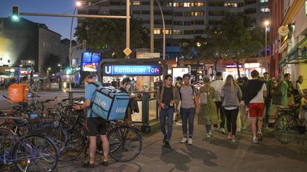 Der Bahnhof Kottbusser Tor bei Nacht