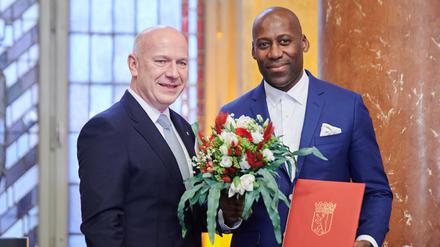 Amtsträger mit Autobiografie. Der Regierende Bürgermeister Kai Wegner und sein Kultursenator Joe Chialo. 