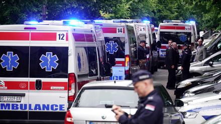 Krankenwagen und Einsatzkräfte der Polizei am Tatort.