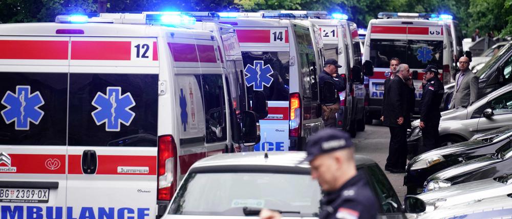 Krankenwagen und Einsatzkräfte der Polizei am Tatort.