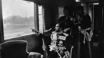 Kaiser Haile Selassie mit seinem Sohn, Prinz Makonnen, und seiner Schwiegertochter, Prinzessin Sara, im Sonderzug auf dem Weg nach Bonn.