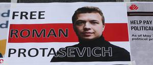 Ein Schild mit der Forderung „Befreit Roman Protassewitsch“ ist im irischen Dublin auf den Boden geklebt. 