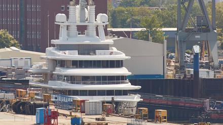 Die Luxusyacht «Luna» liegt im Werfthafen des Hamburger Schiffbauers Blohm+Voss, wo sie im Frühjahr 2022 festgemacht wurde. Die deutschen Behörden rechnen sie dem russischen Geschäftsmannes Farkhad Akhmedov zu, der wegen des Angriffskrieges in der Ukraine auf der EU-Sanktionsliste steht (Symbolbild).