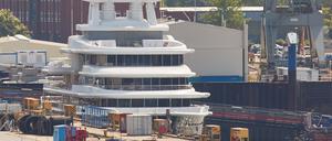 Die Luxusyacht «Luna» liegt im Werfthafen des Hamburger Schiffbauers Blohm+Voss, wo sie im Frühjahr 2022 festgemacht wurde. Die deutschen Behörden rechnen sie dem russischen Geschäftsmannes Farkhad Akhmedov zu, der wegen des Angriffskrieges in der Ukraine auf der EU-Sanktionsliste steht (Symbolbild).