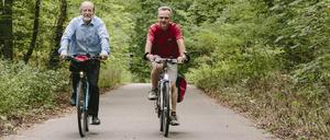 Der frühere Verkehrspolitiker Michael Cramer (l.) unterwegs mit Tagesspiegel-Autor Stefan Jacobs.
