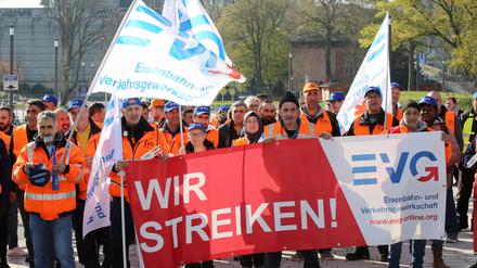 Warnstreikende der Eisenbahn- und Verkehrsgewerkschaft EVG stehen bei einer Kundgebung vor dem Bahnhof Dammtor zusammen. 