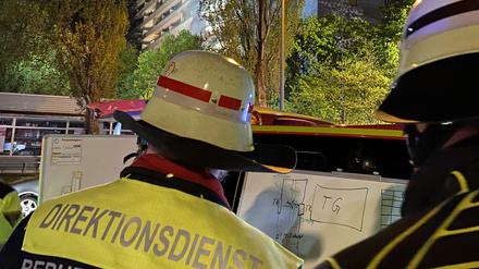 Bei einem Wohnungsbrand in einem Münchner Hochhaus sind in der Nacht zu Mittwoch 22 Menschen verletzt worden. 