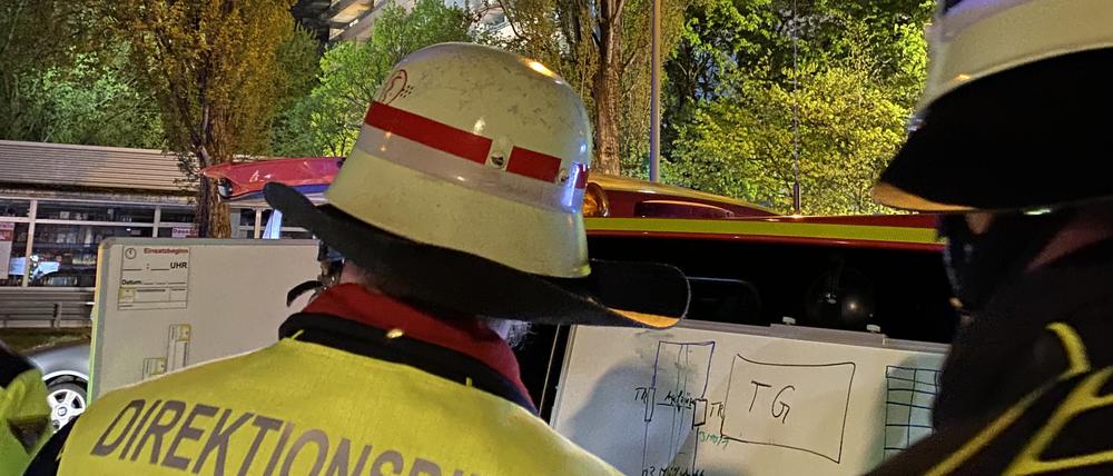 Bei einem Wohnungsbrand in einem Münchner Hochhaus sind in der Nacht zu Mittwoch 22 Menschen verletzt worden. 