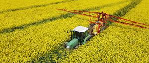 Gegen Schädlinge. Der Unkrautvernichter Glyphosat ist hochumstritten. Gleichzeitig bringt er Bayer viel Geld ein.