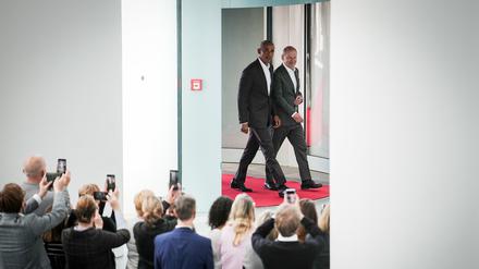 Bundeskanzler Olaf Scholz (r, SPD) empfängt den früheren US-Präsidenten Barack Obama (2.v.r.) im Bundeskanzleramt.  