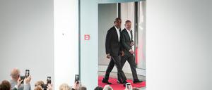 Bundeskanzler Olaf Scholz (r, SPD) empfängt den früheren US-Präsidenten Barack Obama (2.v.r.) im Bundeskanzleramt.  