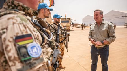 Im April besuchte Boris Pistorius die Soldaten im Bundeswehr-Feldlager Camp Castor. 