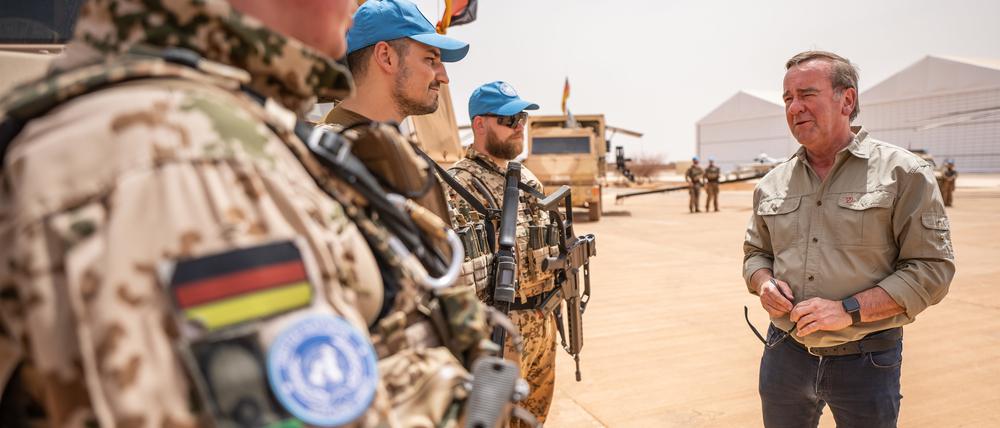 Im April besuchte Boris Pistorius die Soldaten im Bundeswehr-Feldlager Camp Castor.