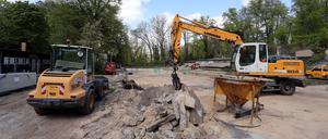 Bauarbeiten im Park Sanssouci: Für das Gebäude der Gärterinnen und Gärtner wird das Gießen der Bodenplatte vorbereitet.