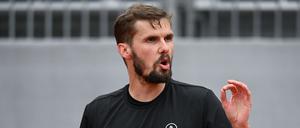 Oscar Otte gestikuliert. Der Davis-Cup-Profi ist in Halle dank einer Wildcard dabei.