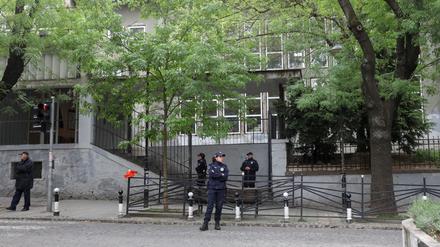 Polizisten vor der Schule.
