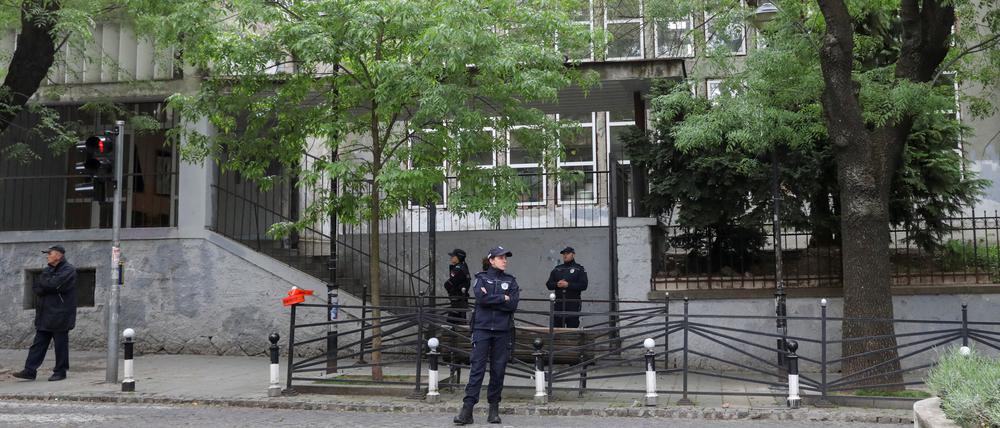 Polizisten vor der Schule.