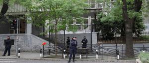 Polizisten vor der Schule.