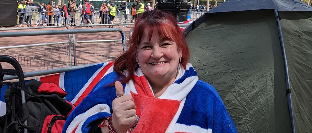 Faye Nicholson campt vor dem Buckingham Palace bis zur Krönung von Charles.