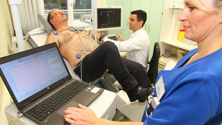 „Medical Check Up“ beim Arzt mit Hilfe einer Stressechokardiographie.