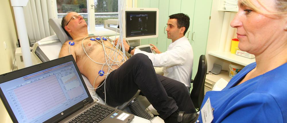 „Medical Check Up“ beim Arzt mit Hilfe einer Stressechokardiographie.