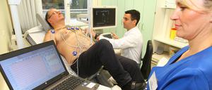 „Medical Check Up“ beim Arzt mit Hilfe einer Stressechokardiographie.
