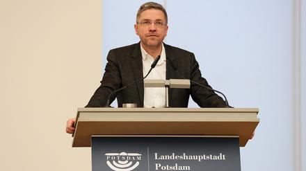 Oberbürgermeister Mike Schubert (SPD) vor den Stadtverordneten.