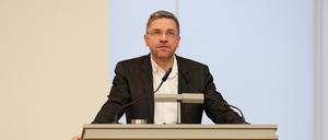 Oberbürgermeister Mike Schubert (SPD) vor den Stadtverordneten.