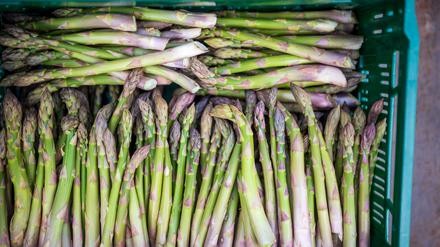 Auf dem Hof der Gronenfelder Werkstätten in Frankfurt/Oder wird saisonaler grüner Spargel ohne Folie angebaut.